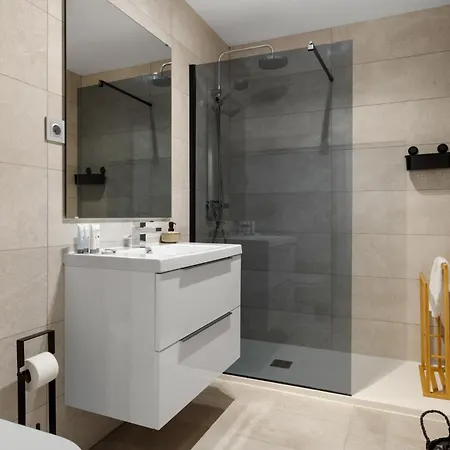 Vivi Homes - Blossom Pool, Gym & Terrace Appartement